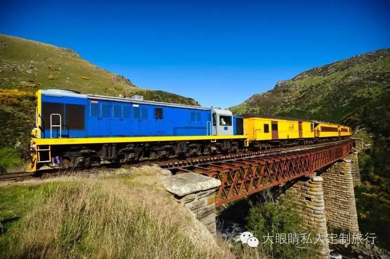 这世界最美小火车带你沉醉于新西兰自然原野之中