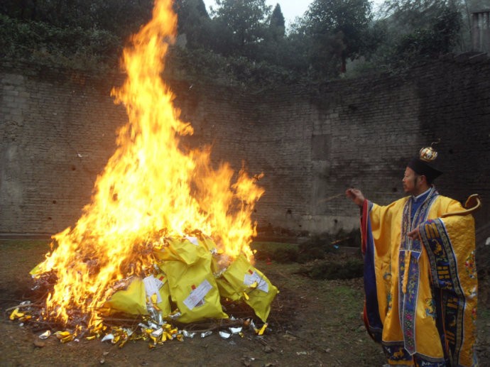 阴债在《道藏元宝瘦身经》中提过,但凡人投胎做人的时候,都会在地府借