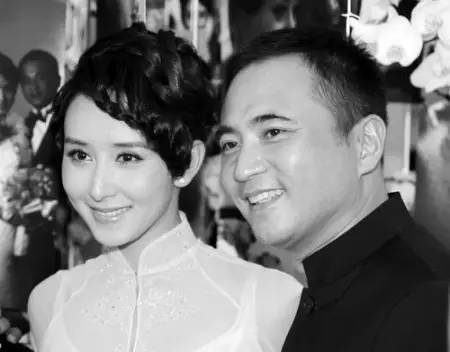 2010年胡静夫妇在马来西亚吉隆坡苏丹皇宫, 受封拿汀和拿督. ▼