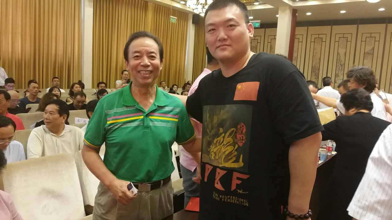 张君龙参加文坛盛典,睿智拳王刚柔并济文武兼修