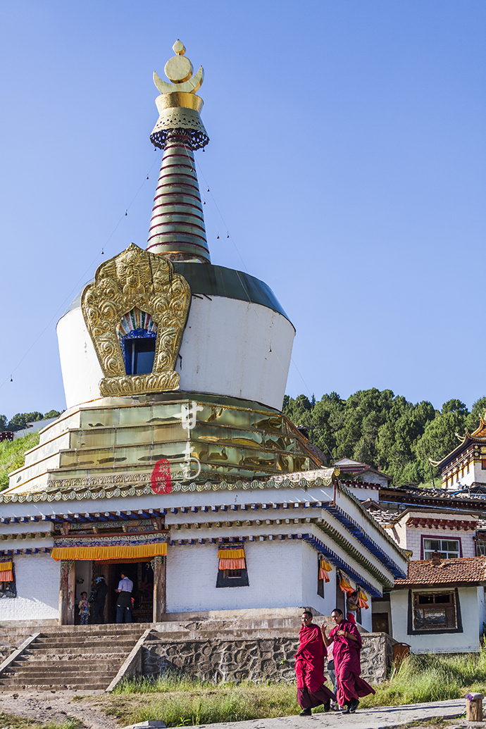 远处风景如画,我忍不住顶着烈日走上了寺庙旁边的小山坡.