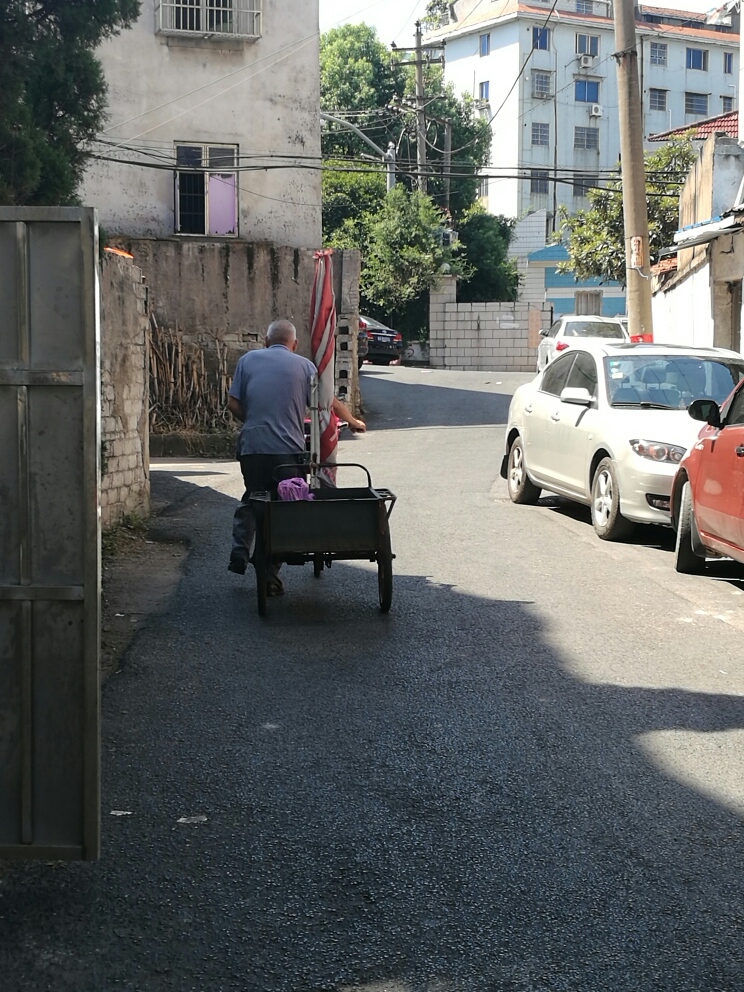 行走在义乌绣湖路老街 · 弄堂