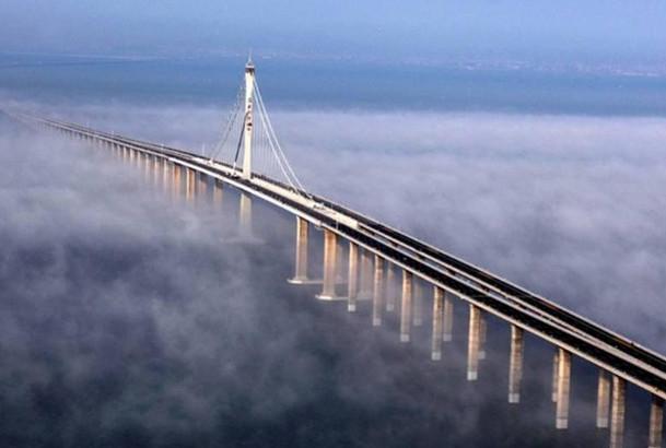 青岛创造了中国乃至世界的数项桥梁"历史记录","建立全球最长的跨海