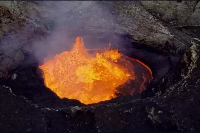 无人机航拍喷涌岩浆的火山口,这样的画面你看过吗