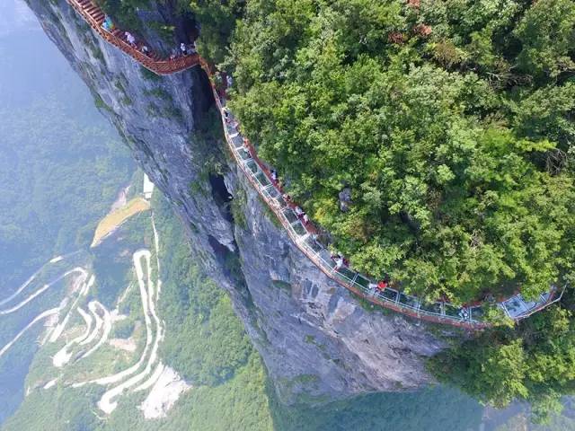 因站在玻璃栈道上能俯瞰天门山99道弯盘山公路而得名 盘龙崖玻璃栈道