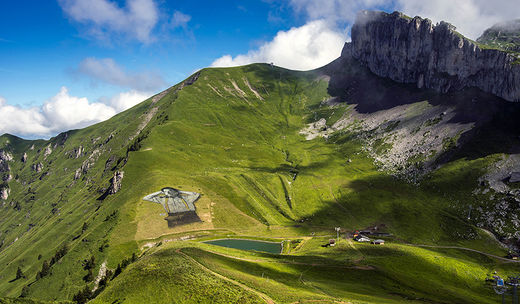 10000平方米的草地画惊险瑞士小山坡