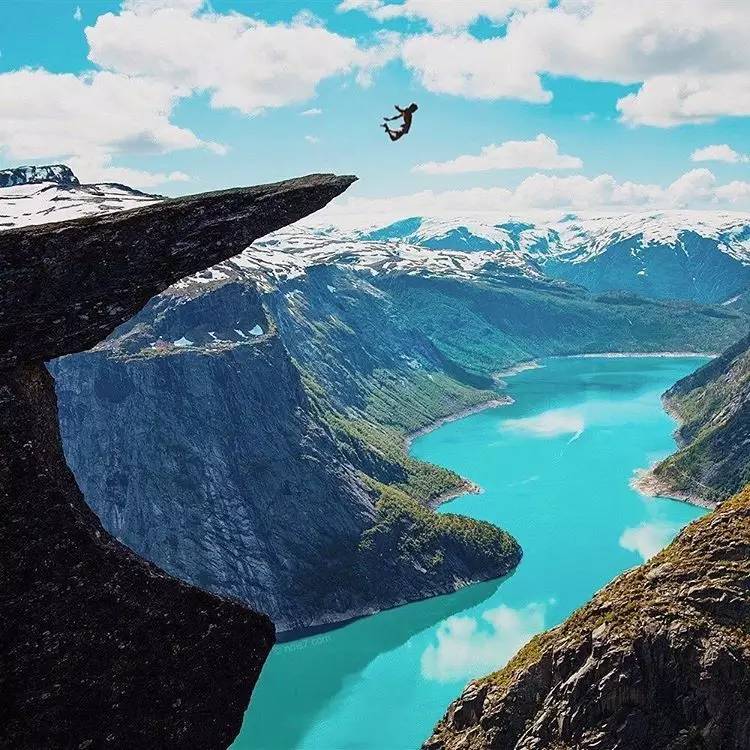 在挪威的trolltunga,恶魔之舌,飞起跳跃.