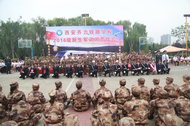 西安齐力铁路学校新生们军训汇演迎接开学季