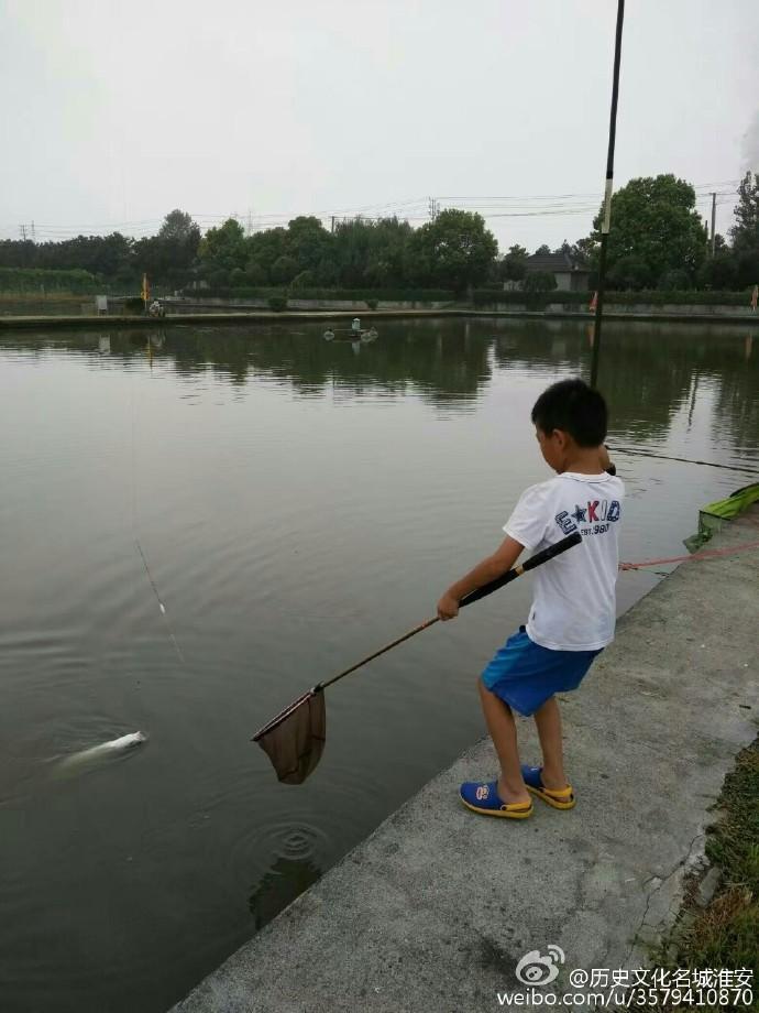 小孩子钓鱼这么厉害,比我要牛!