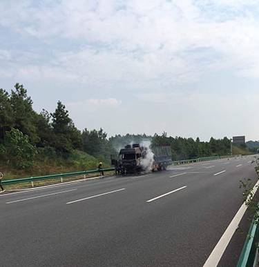 沪昆高速昌樟段一大货车自燃 无人员伤亡