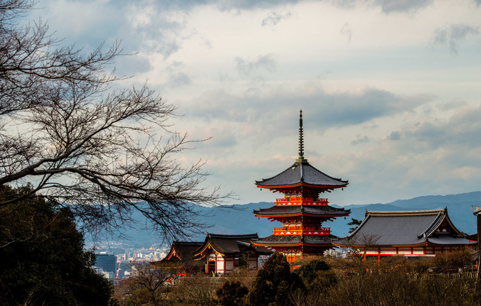 清水寺——三重塔在日落时分的样子,这个似乎代表了京都的这座古城.