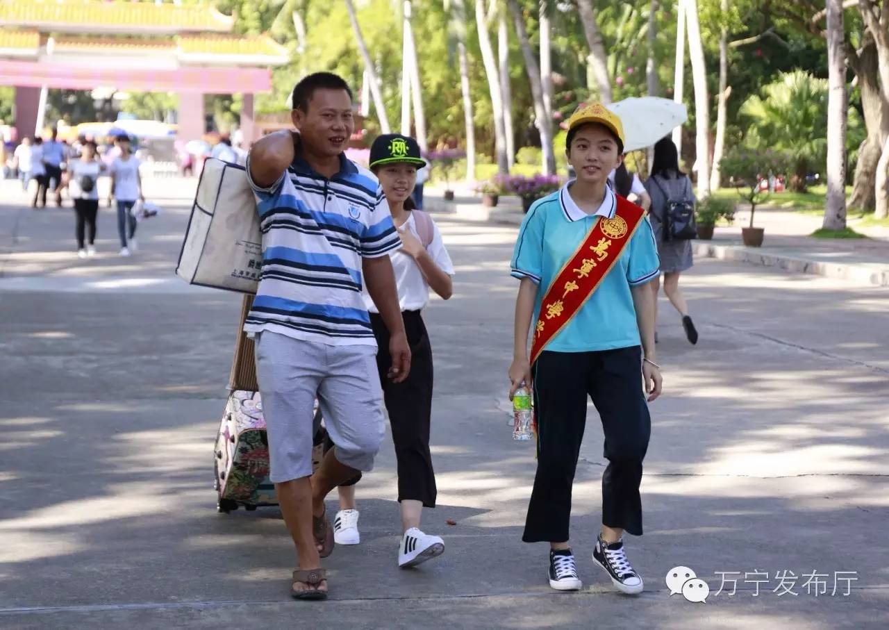 万宁中学迎来1100多名新生