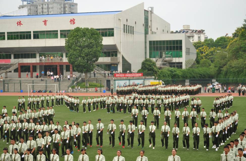 昨天,十堰市一中新生军训时发生的一幕,震撼朋友圈!