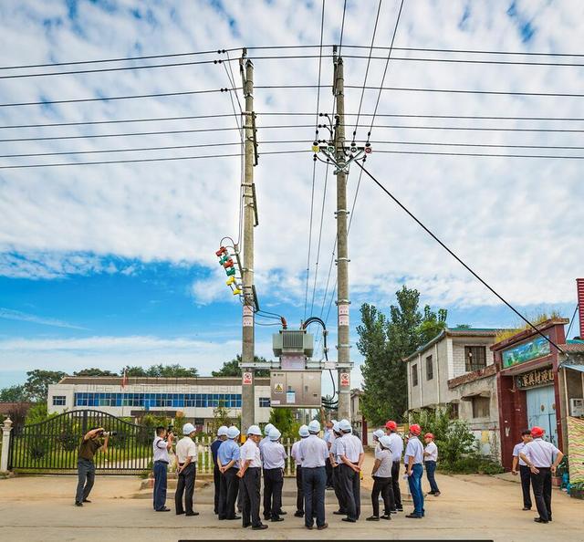 电网公司在河南滑县调研新一轮农网改造升级工程进度,机井通电建设