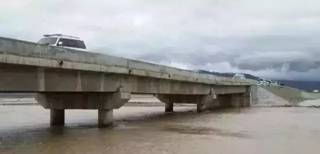 青藏线-格茫公路205千米处桥梁冲断国