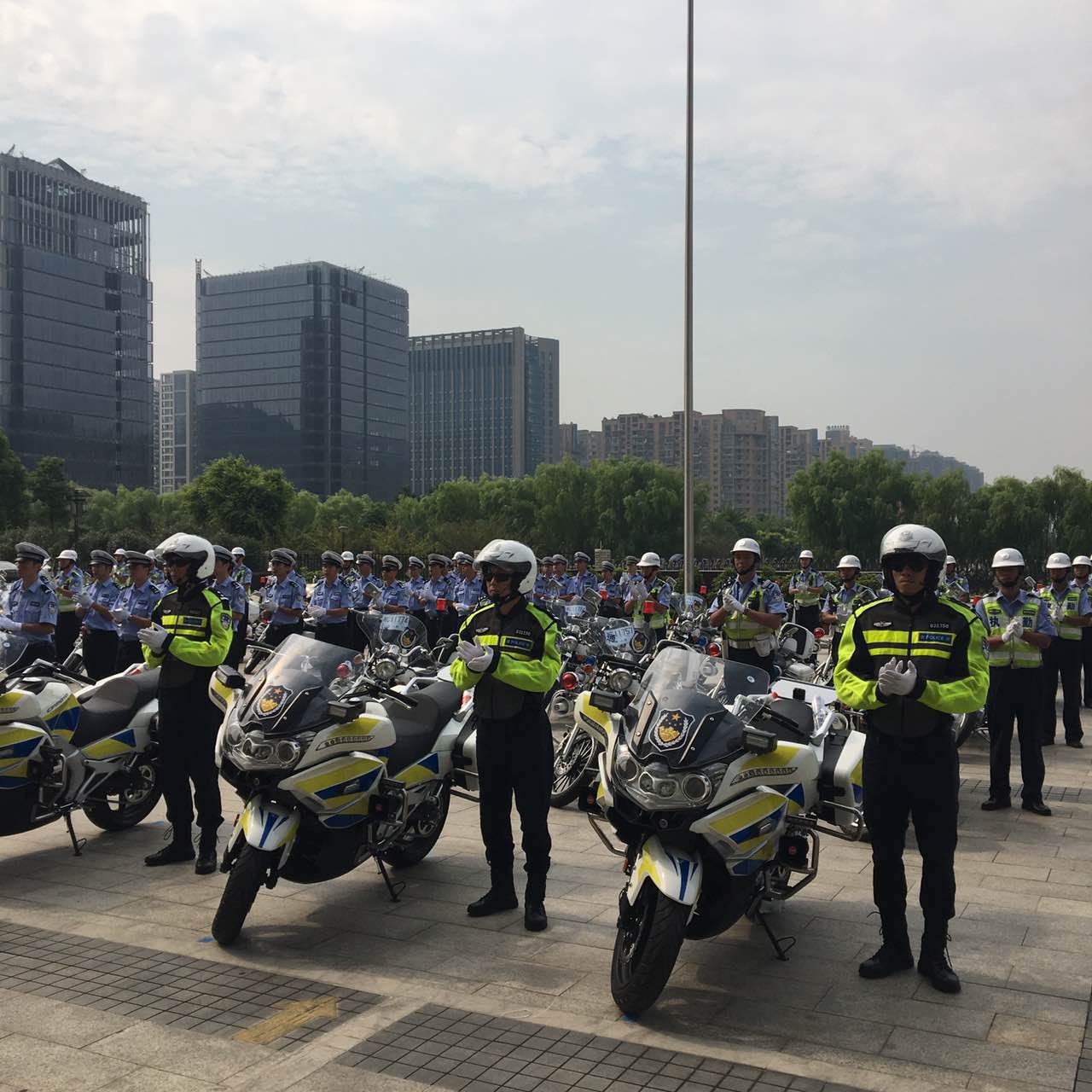 龙湾组建交警"铁骑队 快速高效护卫交通