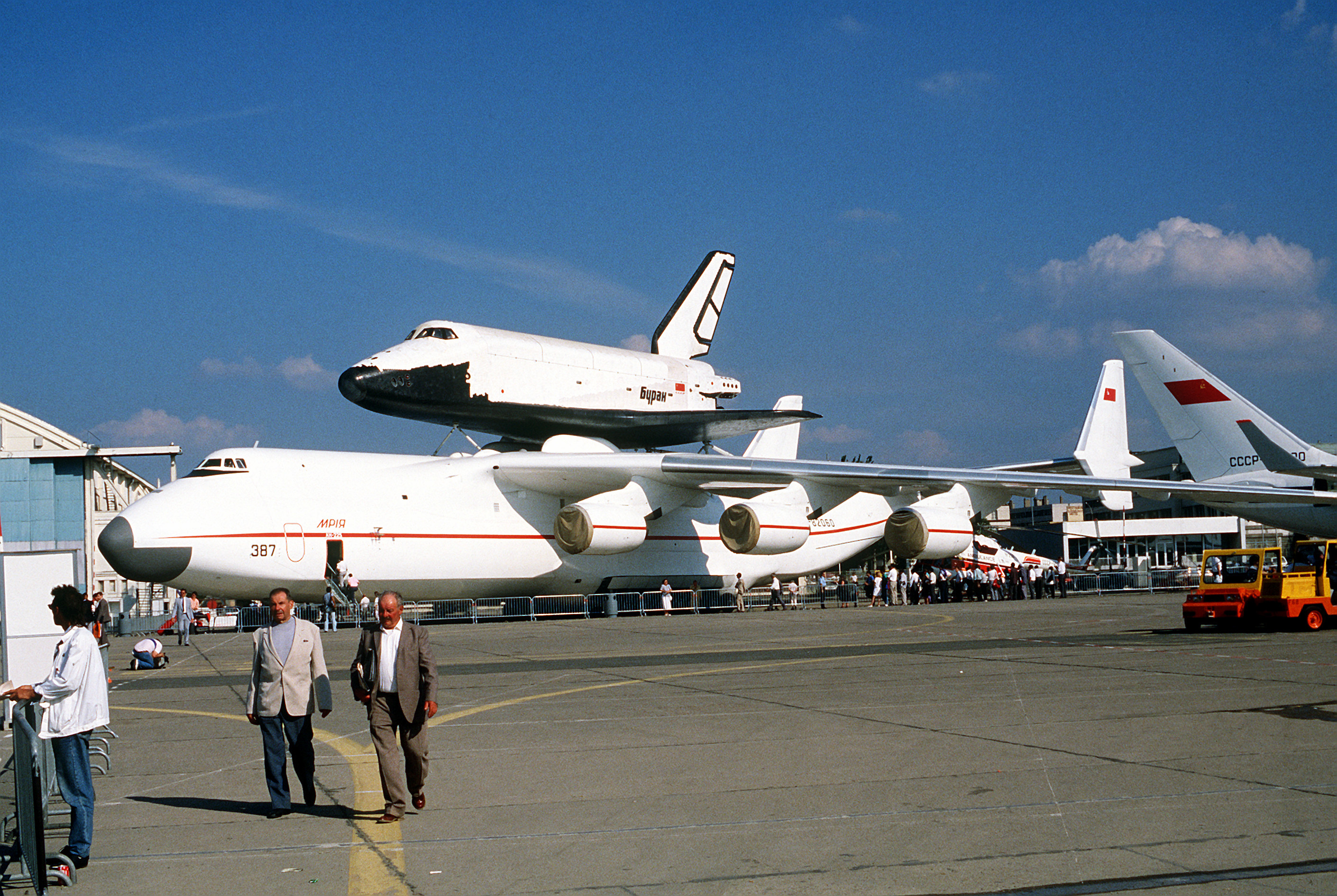 图注:真正搭载了暴风雪的an-225(le bourget 1989),有穿西服的2个