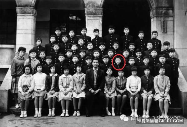 全班大合照唯独他的脸变了,17张日本恐怖灵异照片