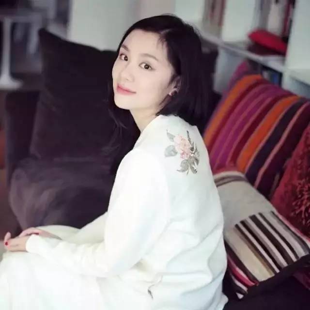 艺术 正文  如今33岁的林曦, 是"任性"的美女画家, 爱玩的设计师,执着