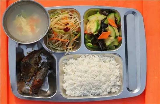 金普新区尝试中小学自助营养午餐新模式