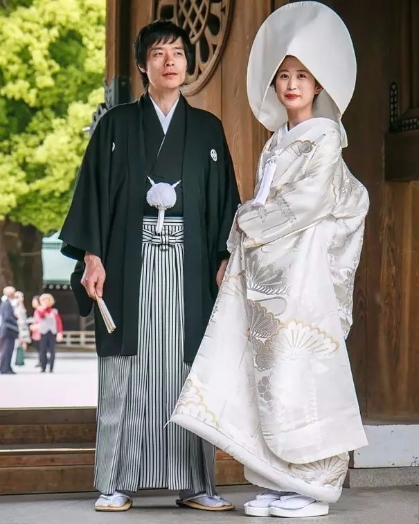 日本新娘婚服由三件全白衣服搭配而成,白色象征纯洁无暇的处女,而且
