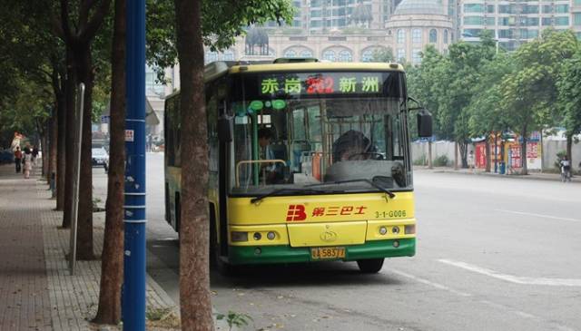 广州首辆足球主题双层巴士"开波",你去搭了