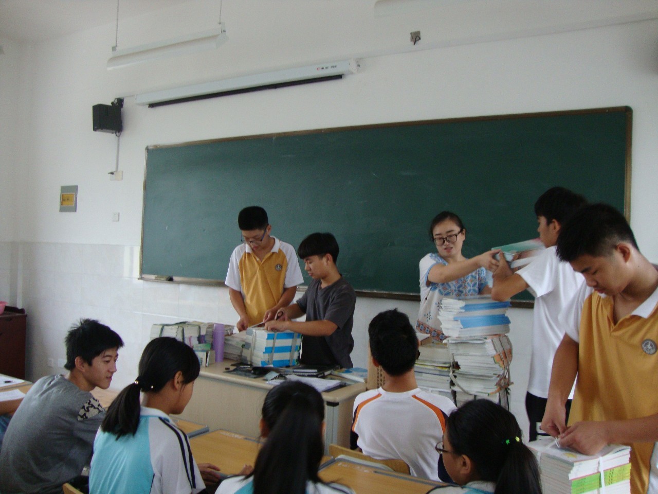 今年,已经跨校交流一年的跃龙中学邬子丹老师继续担任一市中学初三