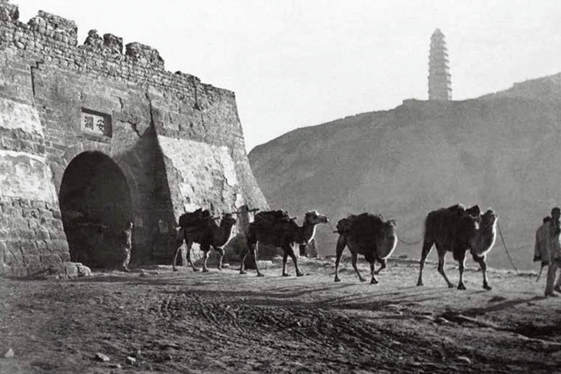 Image result for 1944年11月，王震陪同毛澤東、朱德等人檢閱即將南下的359旅。