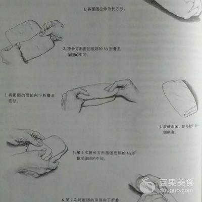 5克,拌匀揉3分钟后静置20分钟,再加入撕碎的中种面团,盐,揉7分钟.