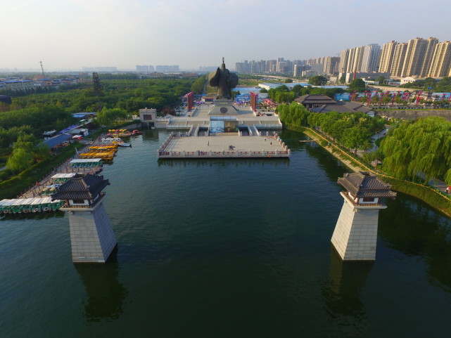 不过,汉城湖畔的汉武大帝仿佛是在说"这掩埋地下的汉朝都城,都是朕