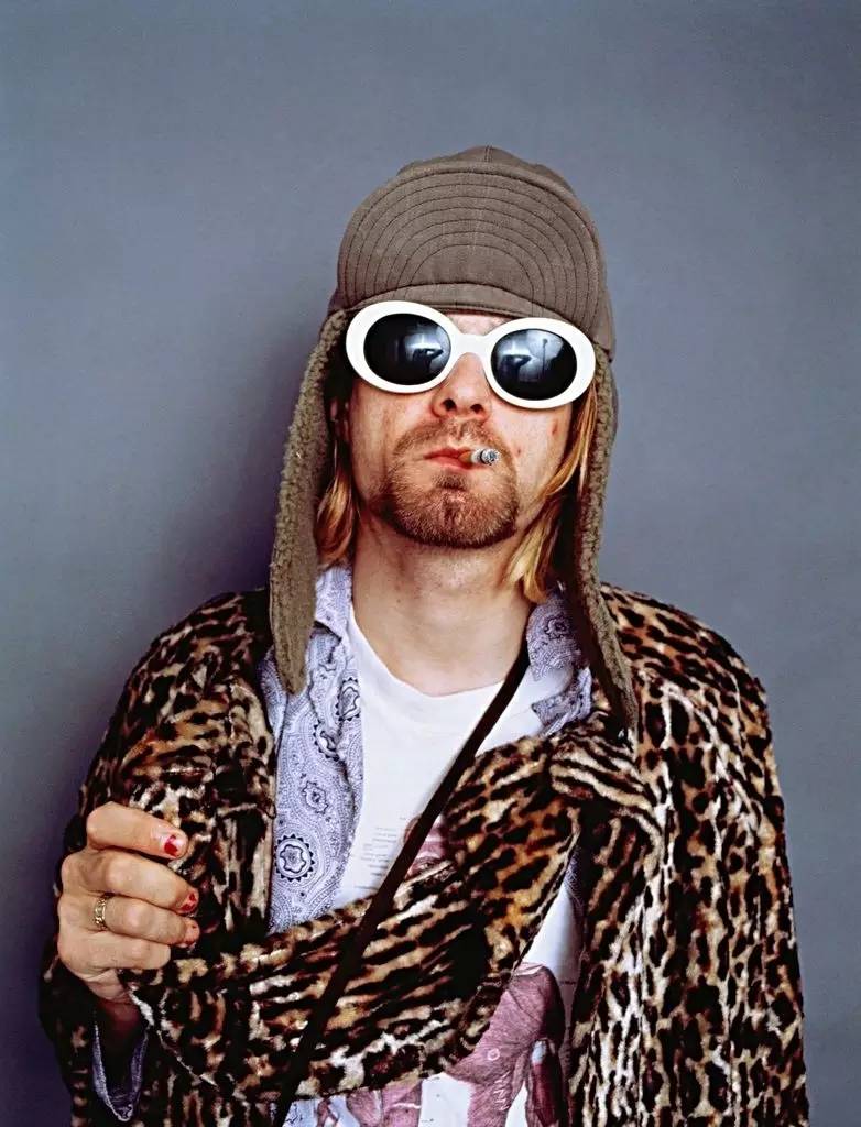 kurt cobain 这幅墨镜的时代感实在太重了,其他的墨镜都有自己的造型