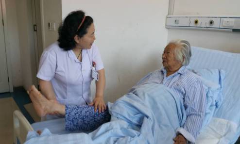 感动丨医护人员全力救护 92岁老人骨折后奇迹