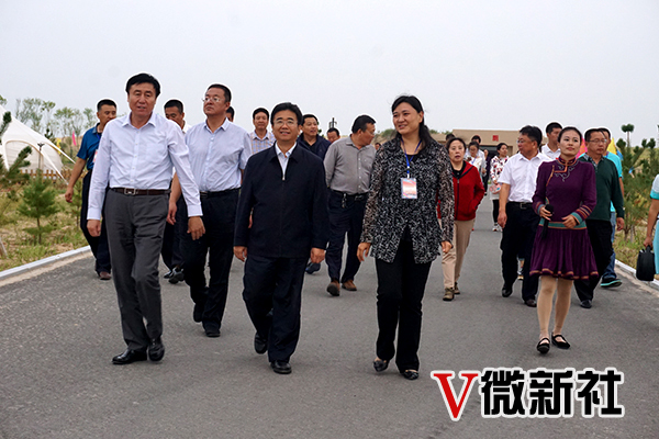 内蒙古自治区旅游局局长魏国楠在奈曼旗宝古图自驾车露营地.