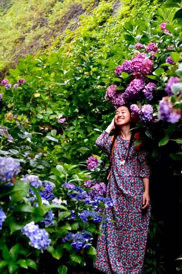 她不买高跟鞋和包，却每年40万买花，建了座#34;森女花圃#34;，连江一燕都超爱哒！