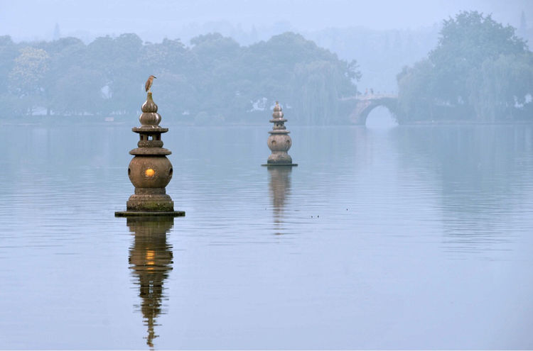 呈现许多月亮,真月和假月其影确实难分,夜景十分迷人,故得名"三潭印月