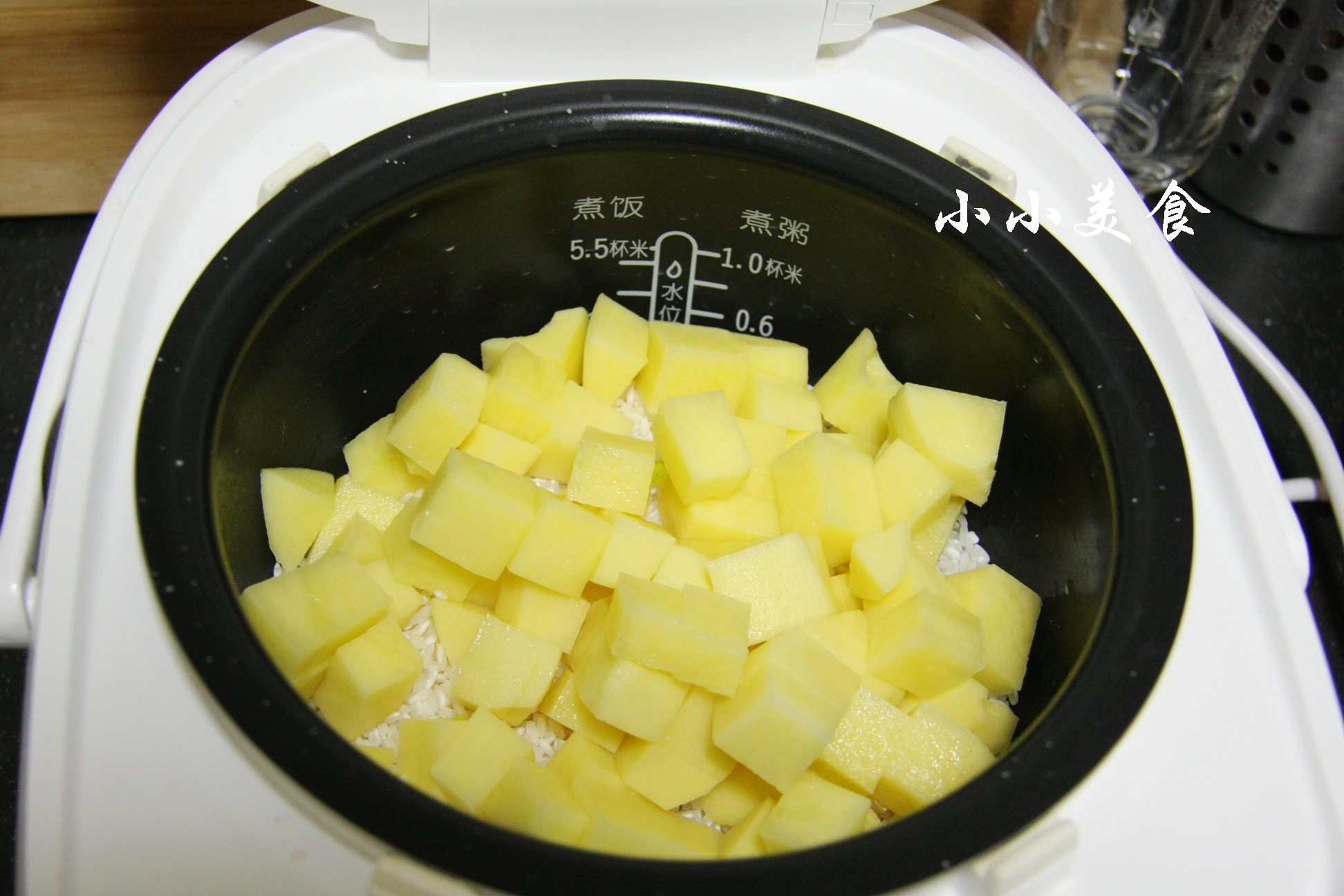 电饭锅做土豆焖饭:操作简单,喷喷香！养分好！
