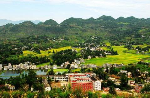 城口东安镇兴田村地处亢谷风景区核心地带.