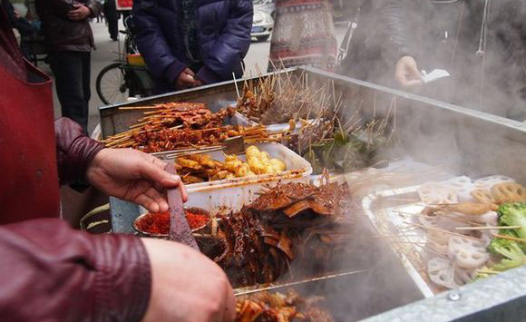 天气转凉,品尝麻辣美食被吃货们排上日程,串串香当仁不让成为首选.