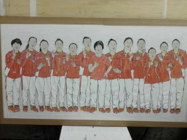 这幅画采用工笔淡彩的手法绘制了中国女排在里约奥运会上夺冠颁奖瞬间