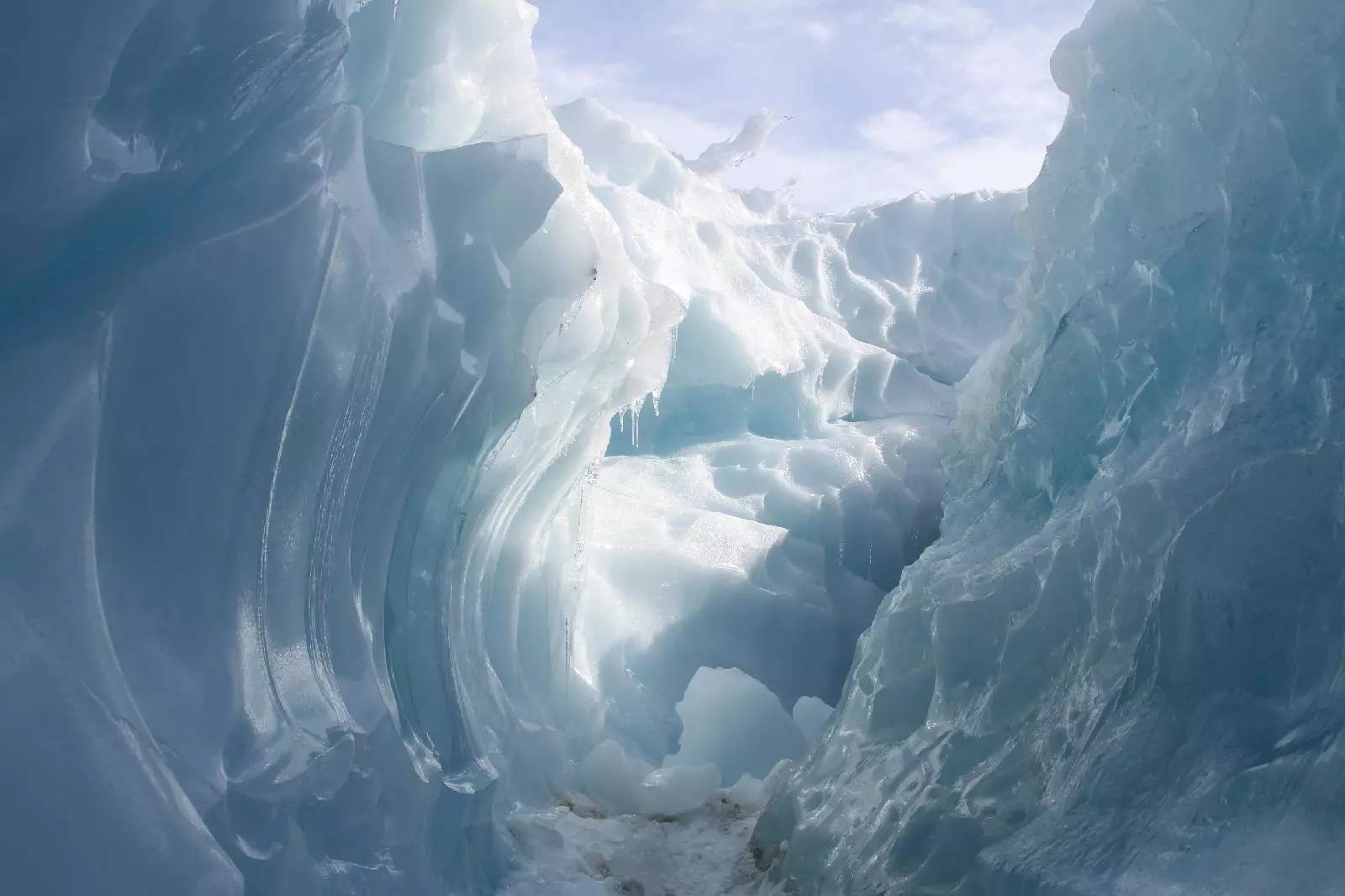 南极大陆冰溶洞探险视频首次公布-第一人称视