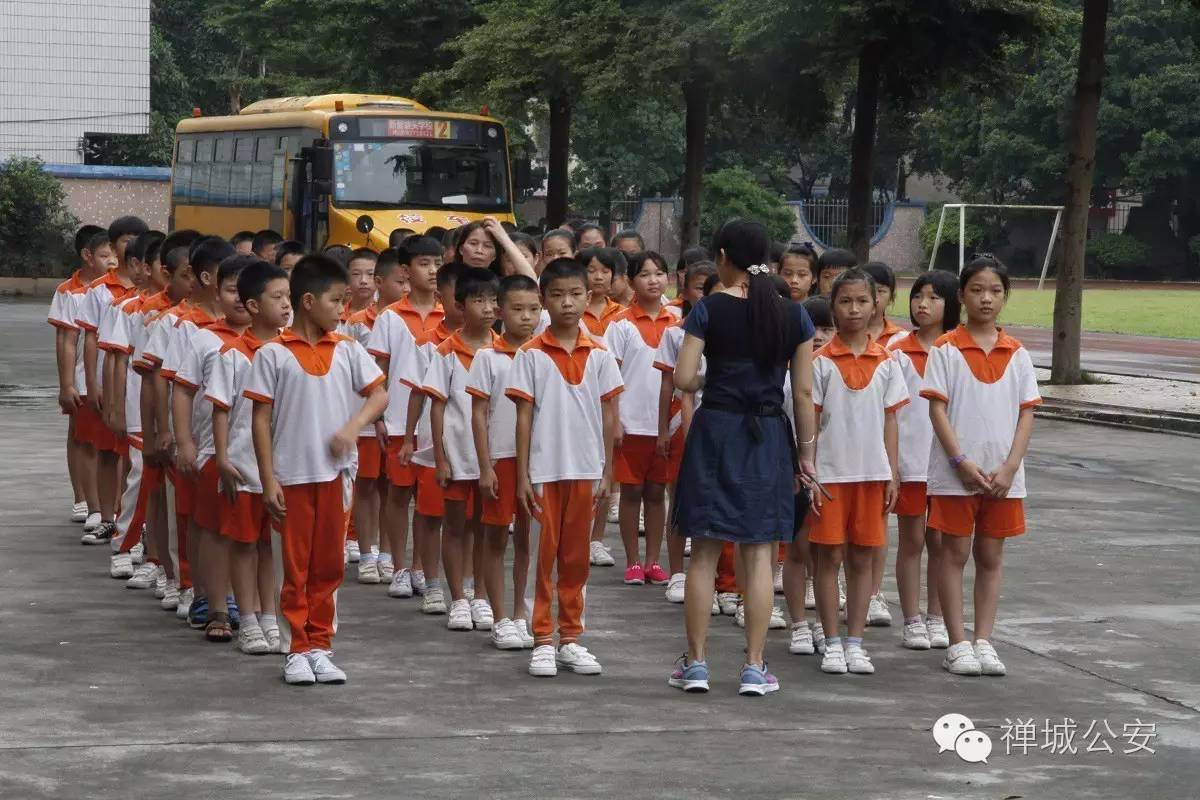 佛山一校车浓烟滚滚他们逃生靠技巧不靠运气