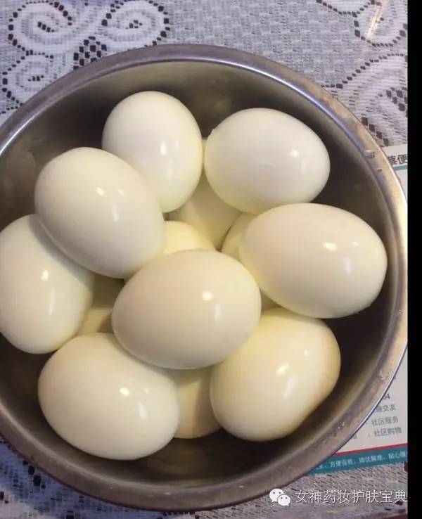 大学女孩用1个水煮鸡蛋4周淡化斑点1周收缩毛