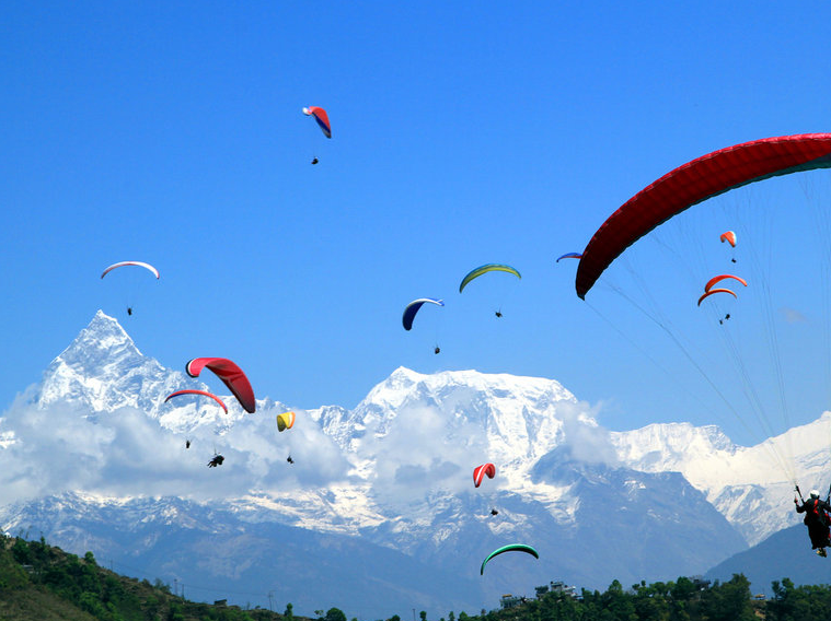 尼泊尔滑翔伞,飞翔在云朵中看皑皑雪山!