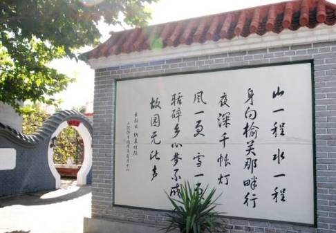 大门为古典式建筑,大门里西侧第一个小院为纳兰性德故居.