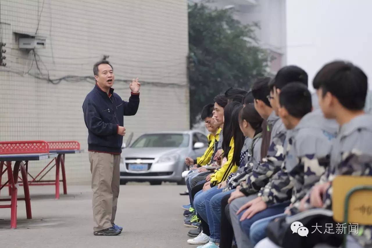 领到第一个月70余元的工资,陈彪泪如雨下,当即花了50元钱给妈妈买了