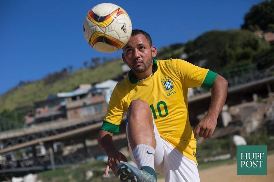 足球运动是如何让里约的警察和贫民窟居民走到