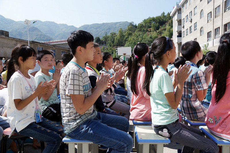中国少儿艺术教育专项基金为山区学校捐助艺术