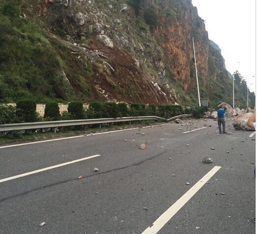 吓死宝宝了!昆明高海高速公路滚滚巨石从天而降