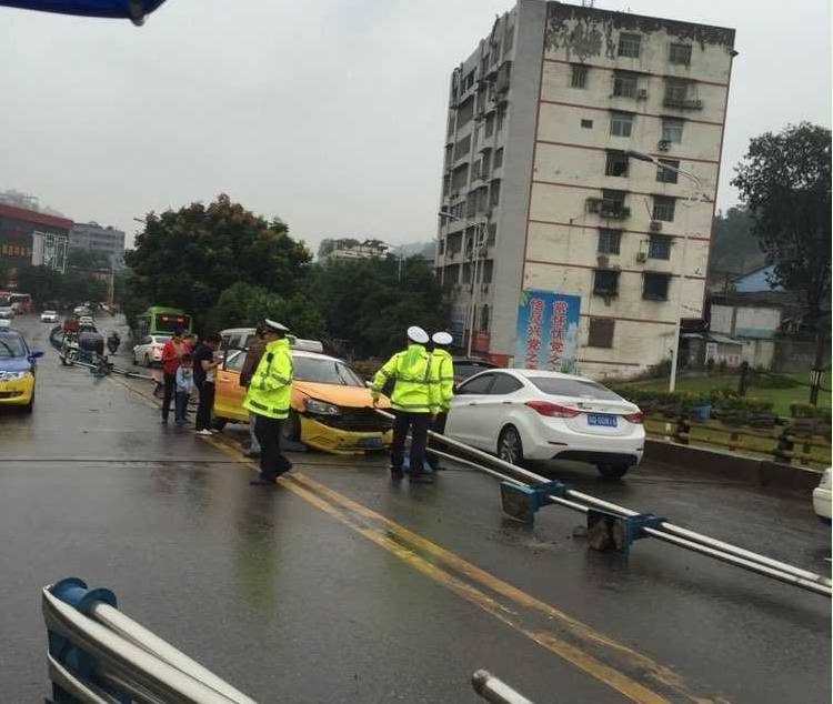 交警接到报警后,迅速赶往现场今早8:30左右在翠屏区两路桥,宜宾一辆