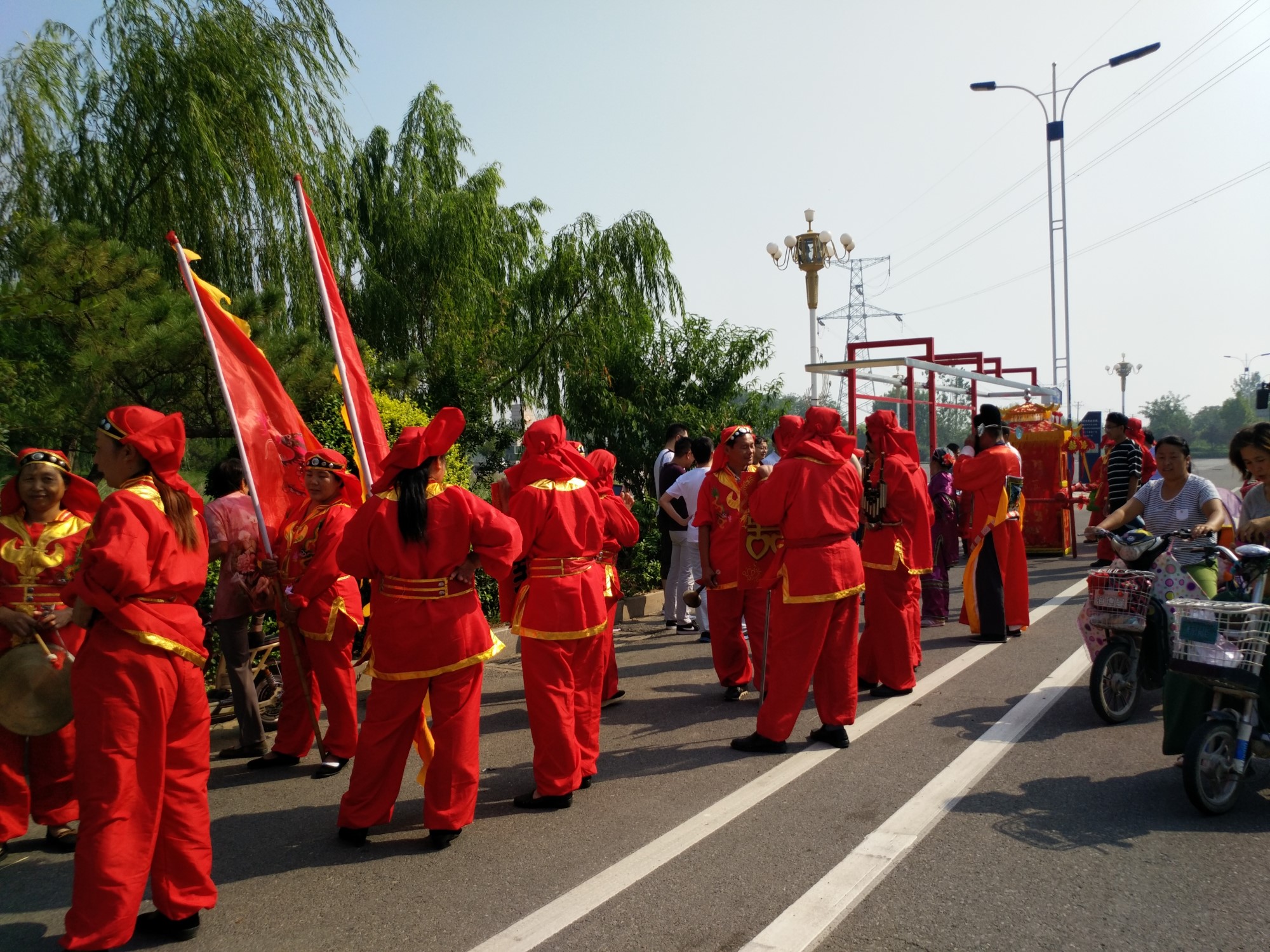 中国式迎亲队伍重现滨州街头